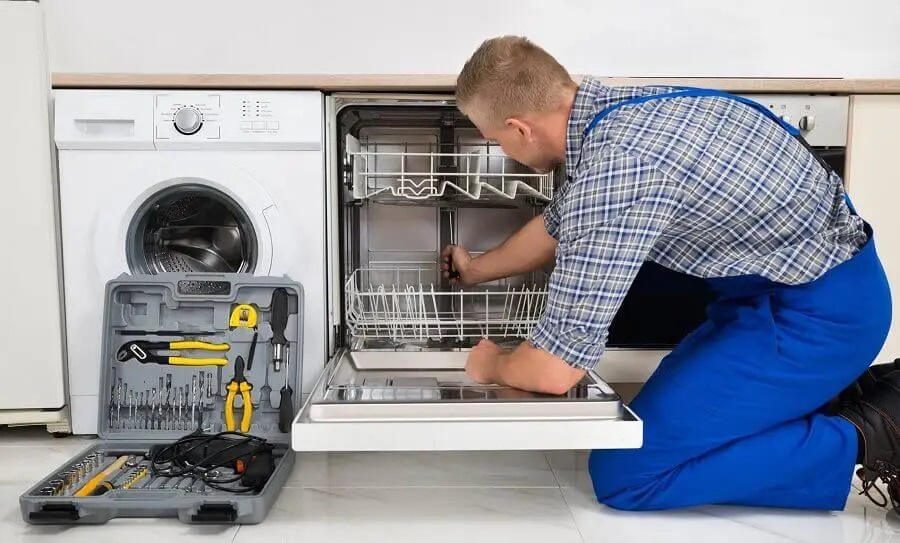 Akyurt Vestfrost servisi teknisyen ekibi beyaz eşya tamiri yaparken